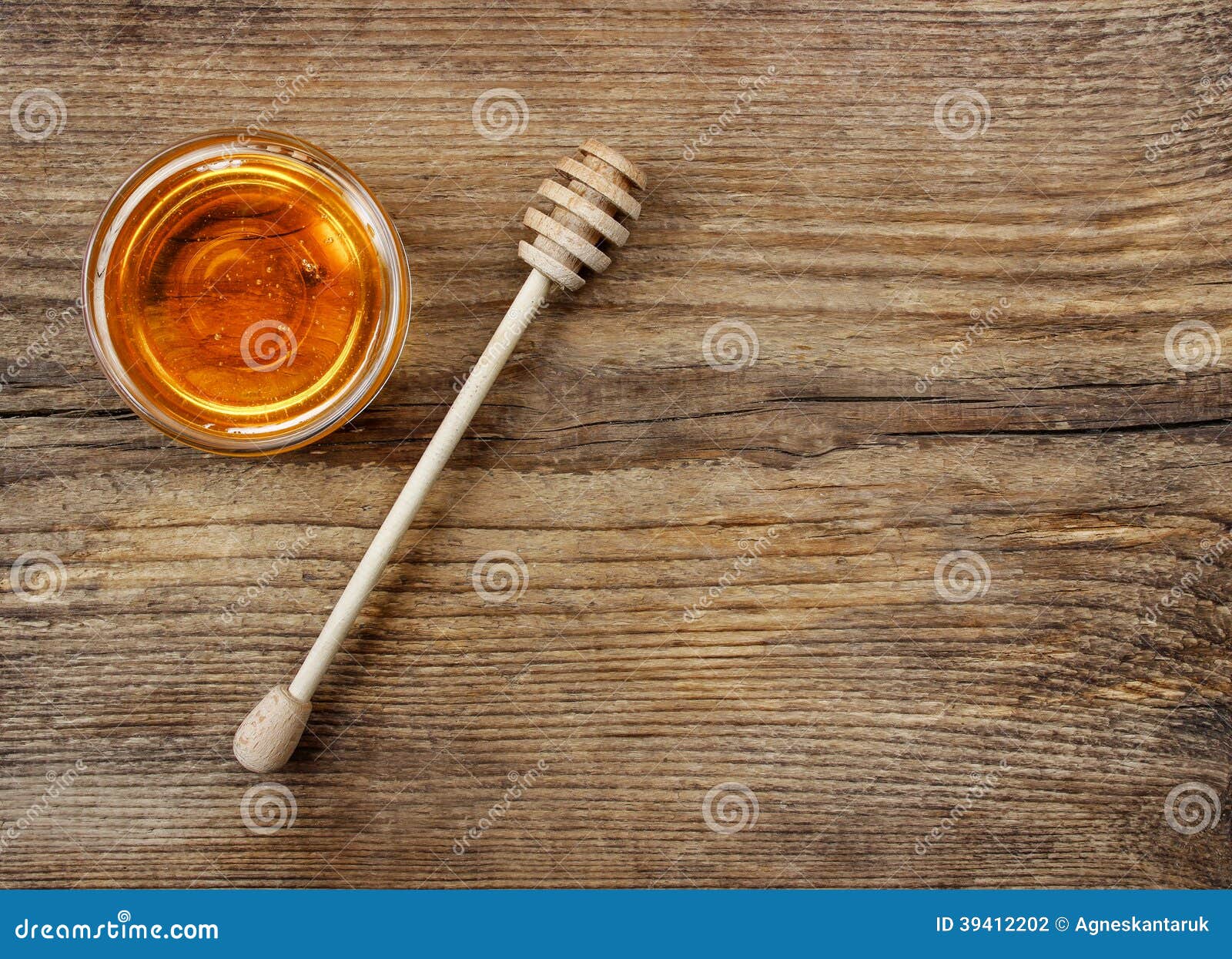 Bunke av honung på trätabellen. Symbol av den sunda uppehället och naturlig medicin. Aromatiskt och smakligt. Bästa sikt.