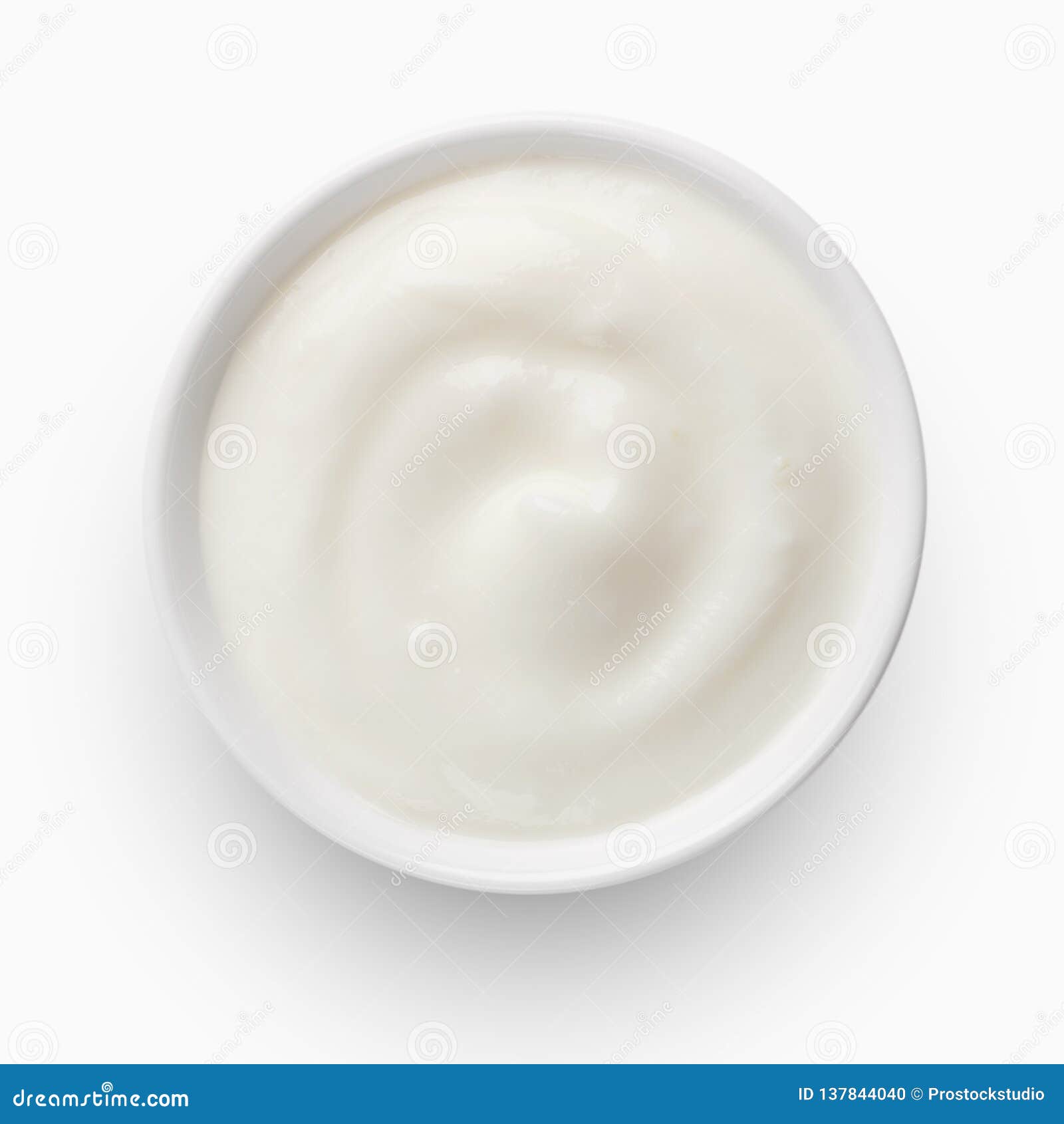 Bunke av yoghurten, bästa sikt. Bunke av yoghurt på vit bakgrund, bästa sikt