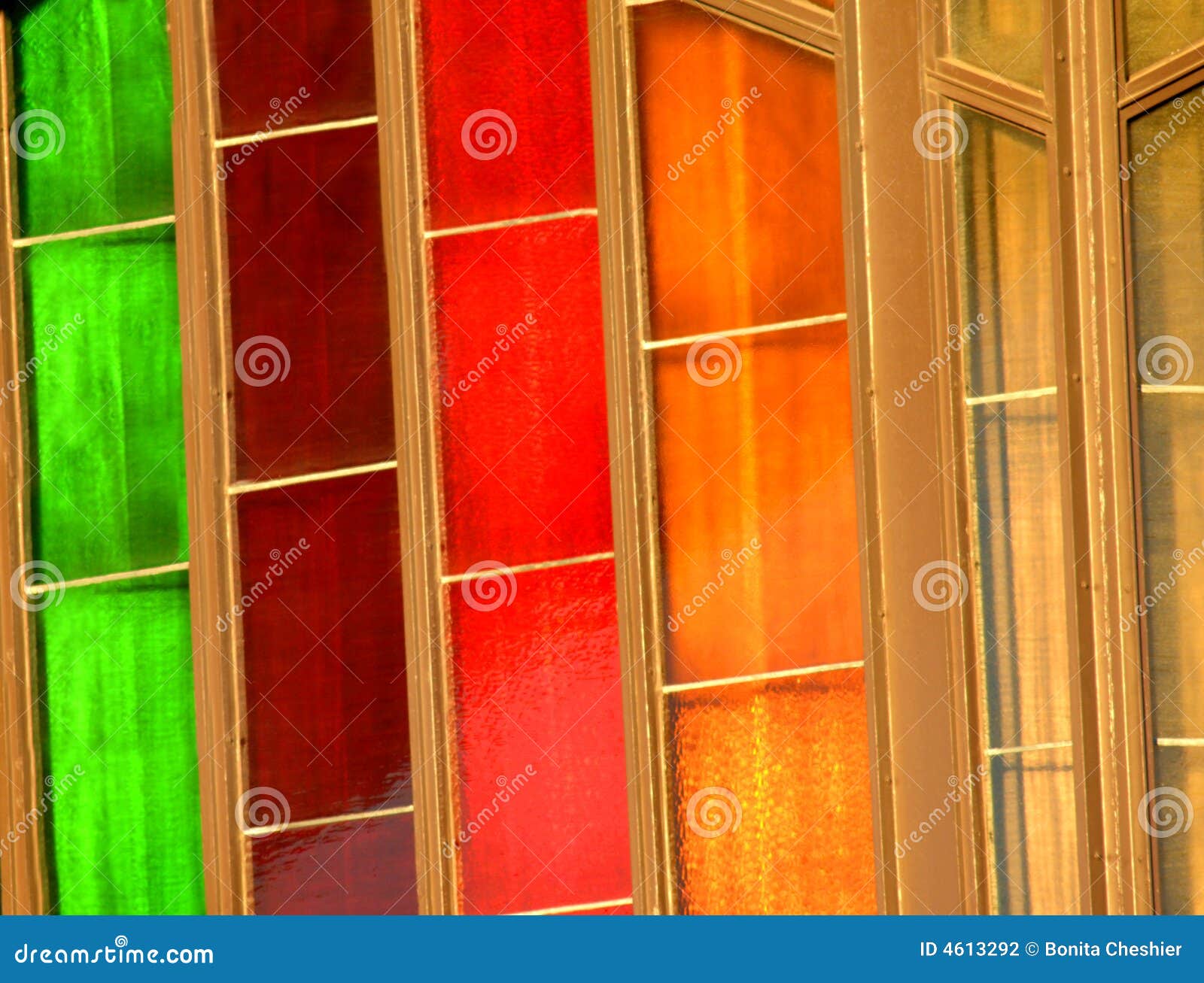 Bunte Fenster stockfoto. Bild von hell, gebäude, scheibe
