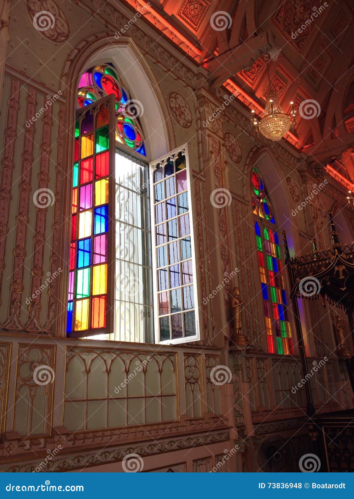 Bunte Fenster In Der Kirche Stockfoto Bild von grün