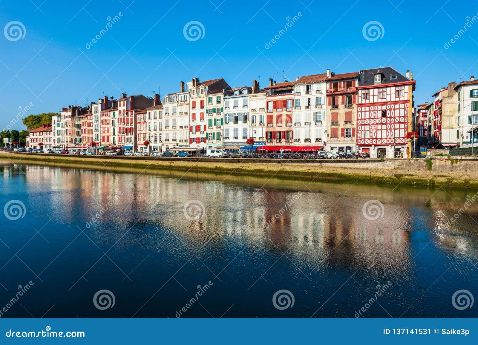 Bunte Hauser In Bayonne Frankreich Redaktionelles Foto Bild Von Bunt Mitte 137141531