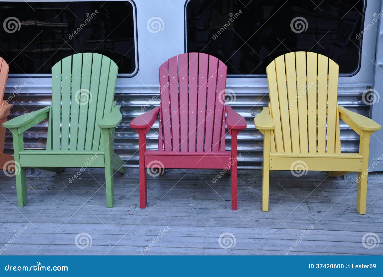Bunte Holzstühle stockfoto. Bild von fertigkeit, grafschaft - 37420600