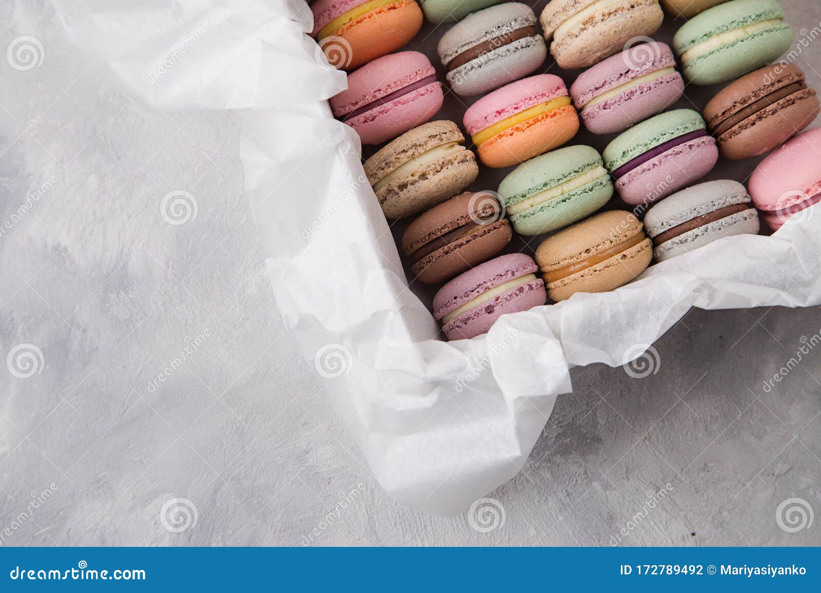 Bunte Makronen Von Pastellfarben Im Feld Stockfoto - Bild von bäckerei ...