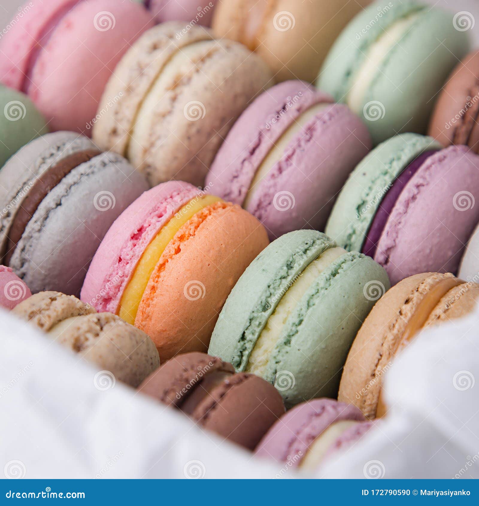 Bunte Makronen Von Pastellfarben Im Feld Stockfoto - Bild von ...