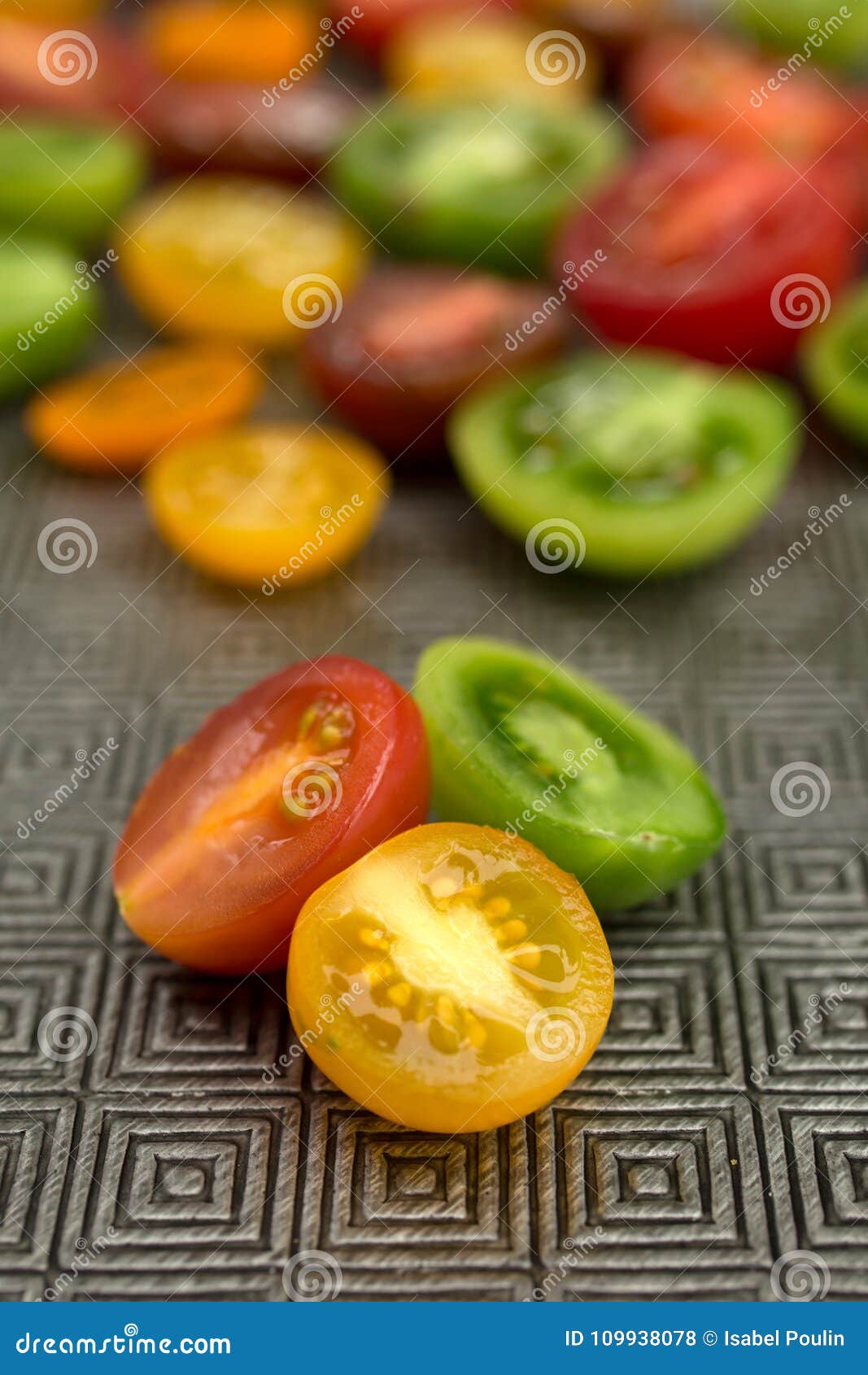 Bunte Tomaten Auf Einer Platte Redaktionelles Stockfoto - Bild von ...