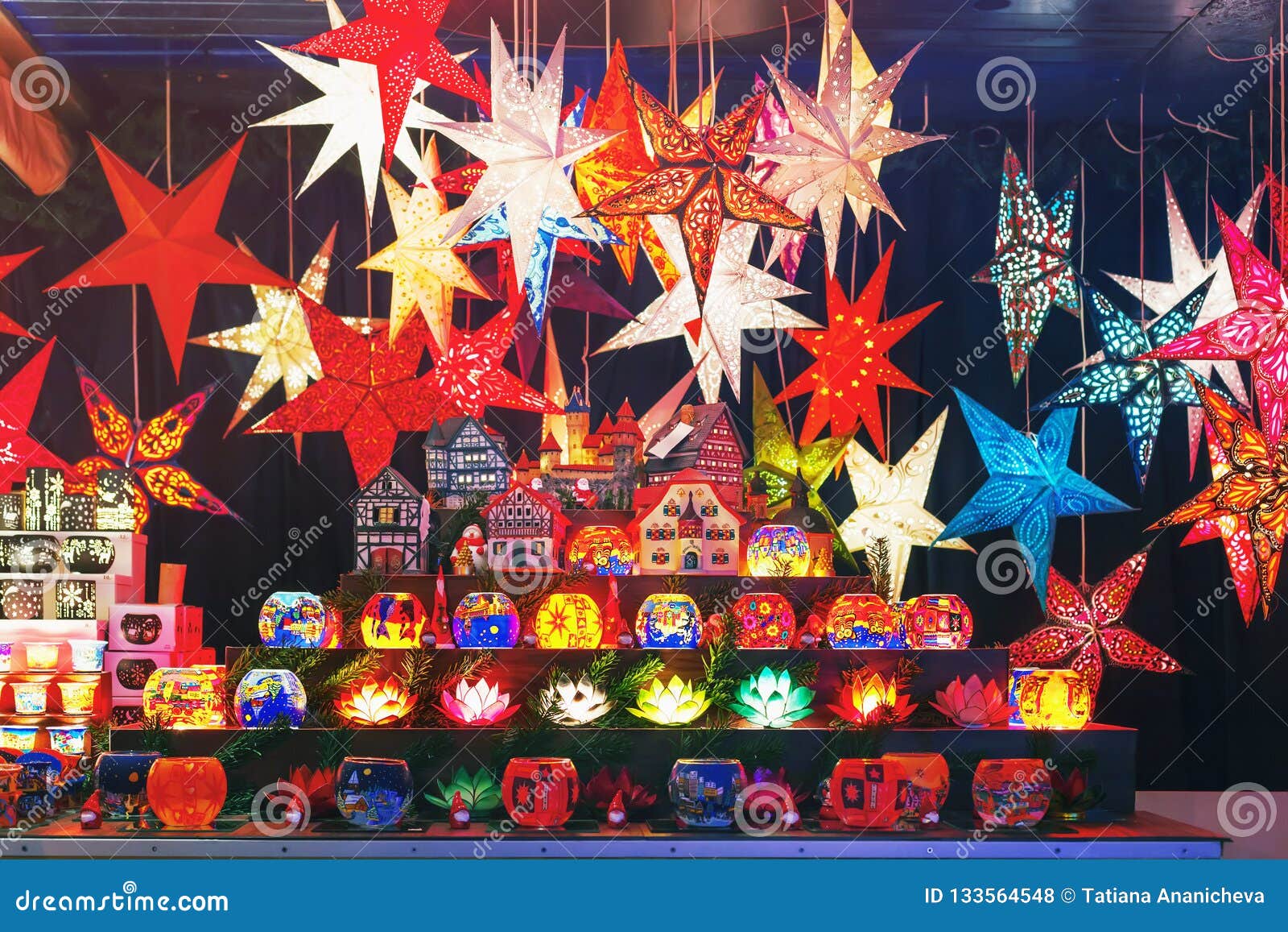 Bunte Weihnachtssterne an Einem Weihnachtsmarkt Redaktionelles