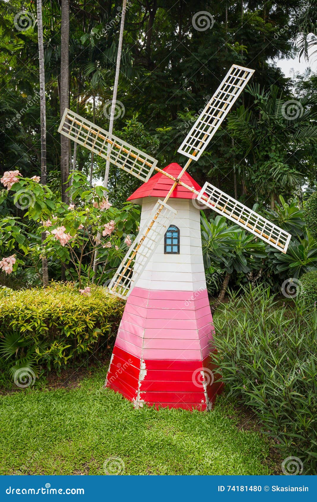 Bunte Windkraftanlage Im Garten Stockfoto Bild von leuchtturm, gras