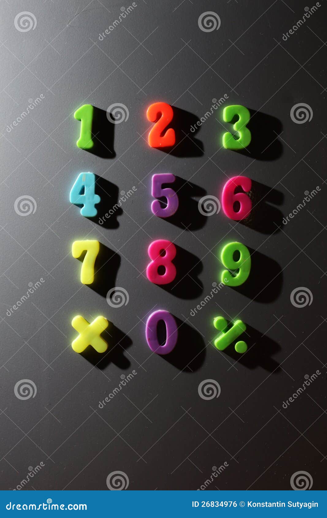 Set bunte Zahlen auf metallischem Hintergrund