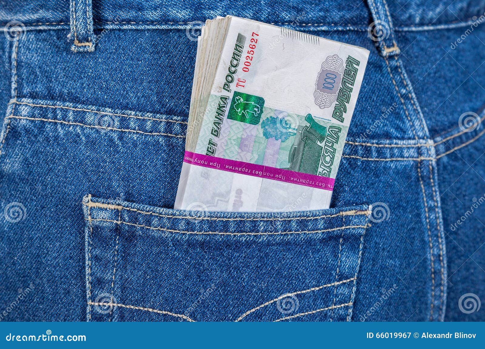 5 рублей в кармане. Деньги в джинсах. Карманы джинсов. Рубли в кармане. Джинсовый карман с деньгами.