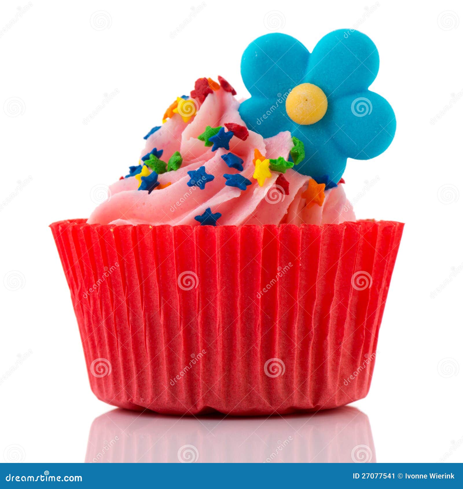 Bunter einzelner kleiner kuchen im rot und im rosa stockbild ... U küche rot