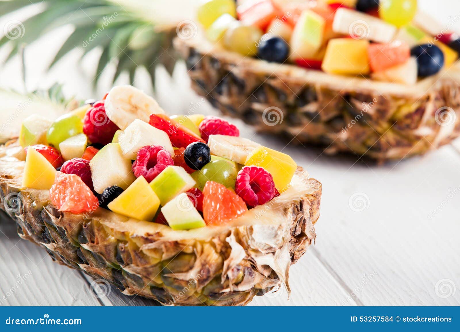 Bunter Frischer Obstsalat Im Ananas-Boot Stockfoto - Bild von beere ...