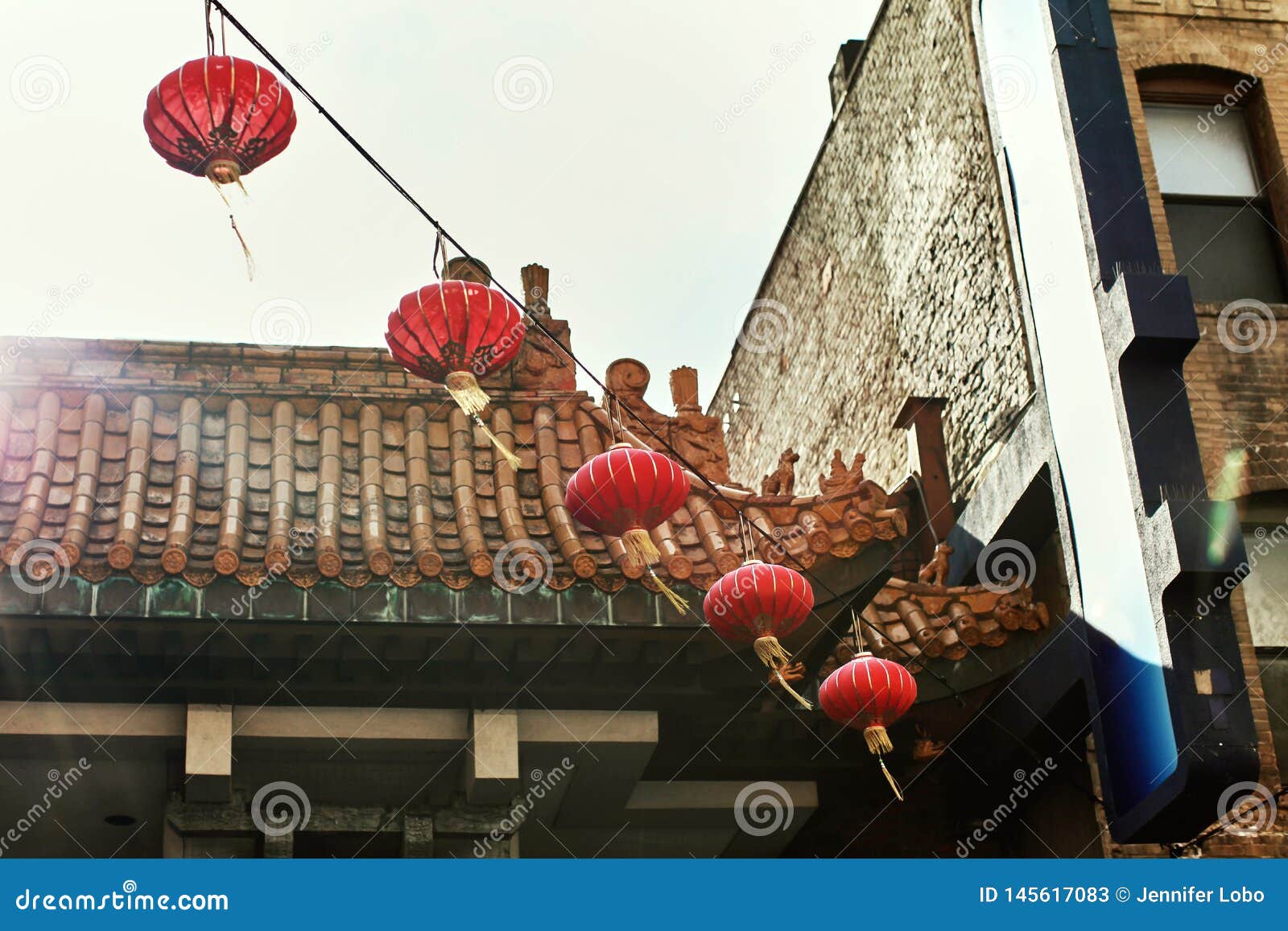 Buntes Chinatown in San Francisco, Kalifornien. Bunte Chinatown-Landschaft mit dem traditionellen chinesischen Dekor, Architektur und Papierlaternen, die zwischen Gebäuden hängen