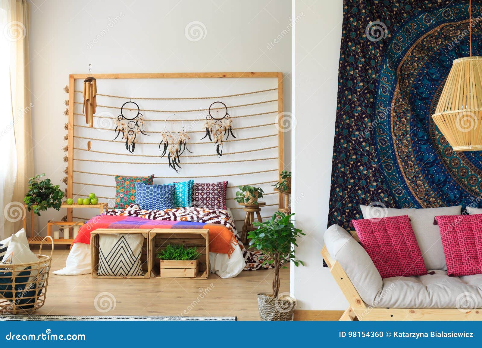Buntes Schlafzimmer Mit Dreamcatcher Dekoration Stockfoto