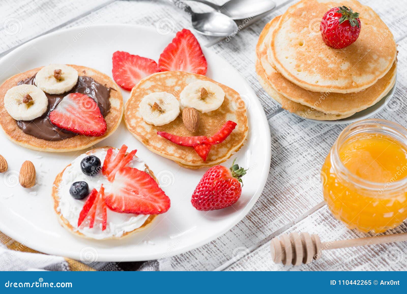 Buntes Und Lustiges Fruhstuck Fur Kinder Tierische Geformte Pfannkuchen Auf Weisser Platte Stockbild Bild Von Fur Lustiges