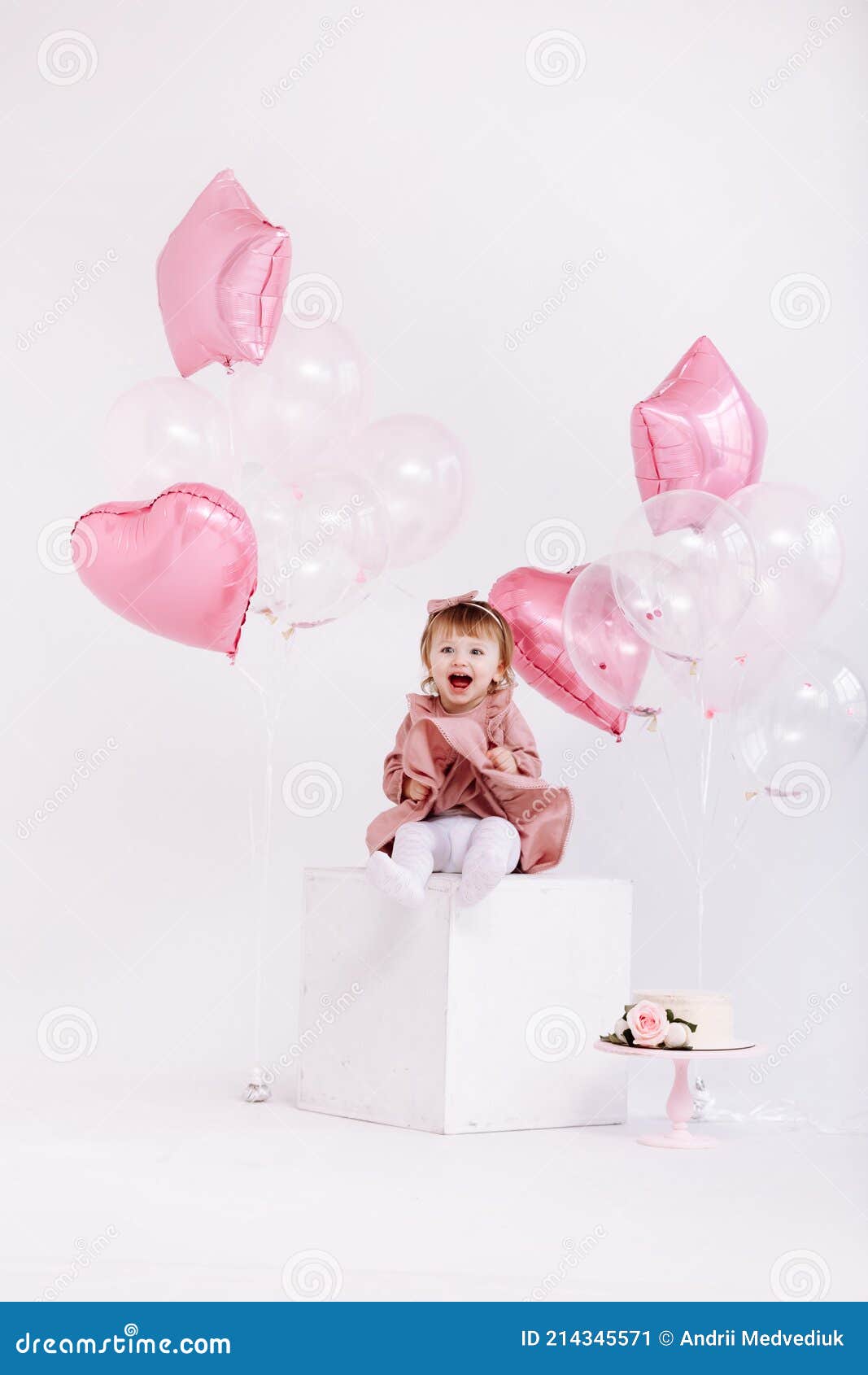 Buon Compleanno, Bambina Di 2 Anni in Vestito Rosa. Torta Bianca