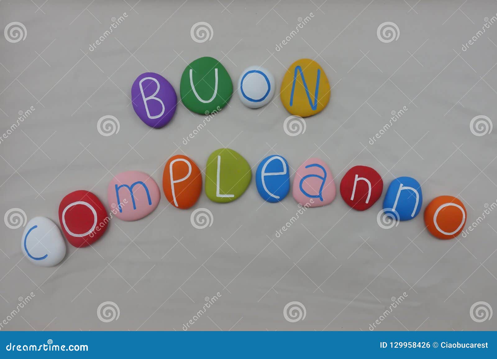 Buon Compleanno Joyeux Anniversaire Italien Avec Les Pierres Colorees Au Dessus Du Sable Blanc Photo Stock Image Du Joyeux Compleanno