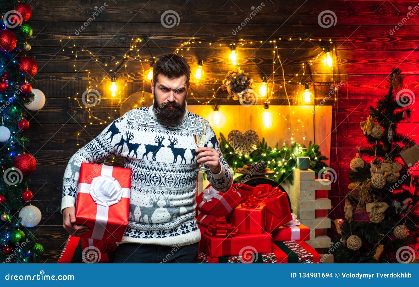 Buon Natale Del Male.Buon Natale E Buon Anno Emozioni Del Regalo Il Babbo Natale Moderno Barbuto In Maglione Tricottato Fotografia Stock Immagine Di Cocktail Espressione 134981694