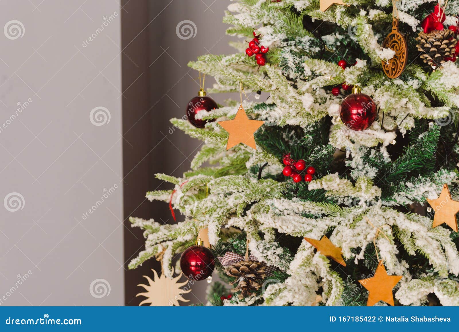 Buon Natale E Capodanno.Buon Natale E Capodanno 2020 Bokech Sfocato Di Sottofondo Albero Di Natale Fotografia Stock Immagine Di Bauble Closeup 167185422