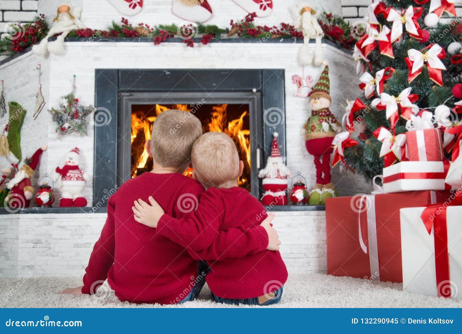 Regali Di Natale Per Fratello Maggiore.Buon Natale E Feste Felici Due Fratelli Che Si Siedono Sul Pavimento Nel Salone E Sullo Sguardo Al Fuoco Nel Camino In A Immagine Stock Immagine Di Felice Celebrazione 132290945