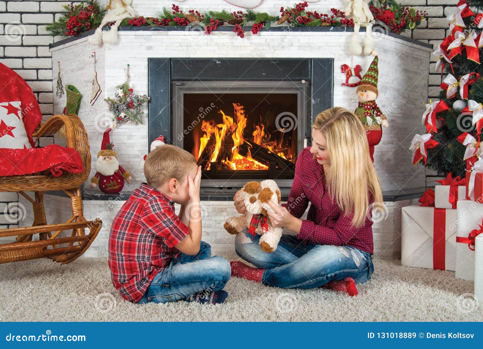 Buon Natale Un Ca.Buon Natale E Feste Felici La Mamma Da Al Figlio Un Cane Di Piccola Taglia Il Bambino Chiuso I Suoi Occhi E Per Una Sorpresa Immagine Stock Immagine Di Regalo Magia