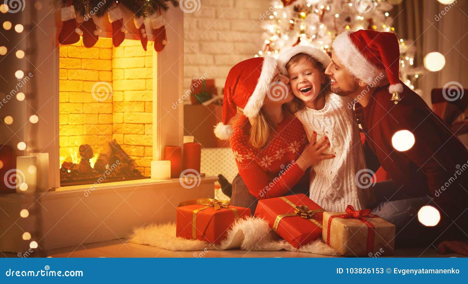   1 Décembre.Bientôt noël . Buon-natale-padre-e-bambino-felici-della-madre-famiglia-con-i-regali-103826153