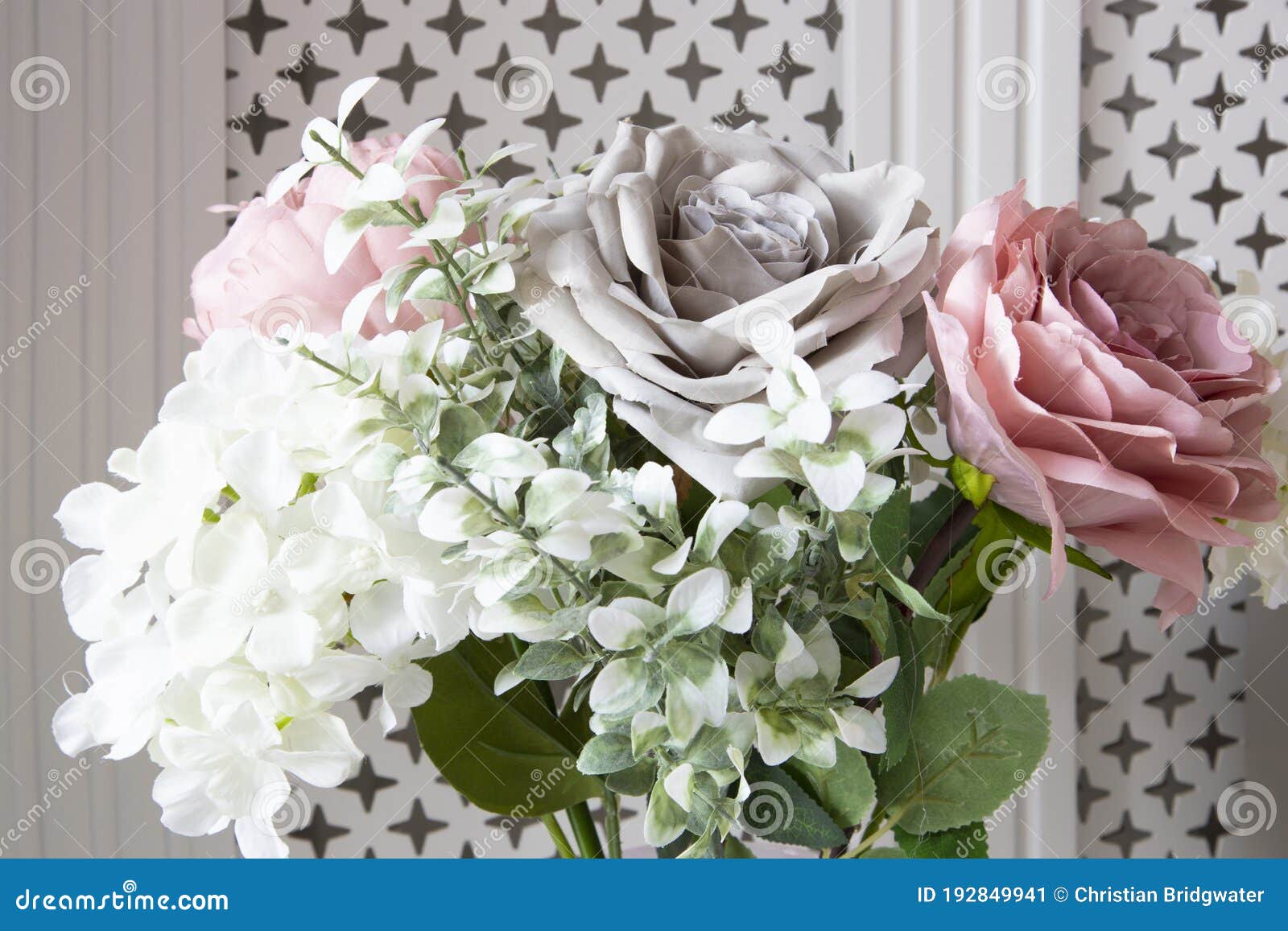 Buquê De Flores Artificiais Num Vaso Imagem de Stock - Imagem de grupo,  decorativo: 192849941