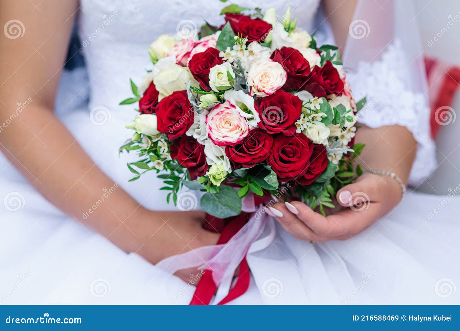 Buquê De Flores Na Mão Da Noiva Imagem de Stock - Imagem de noivo, menina:  216588469