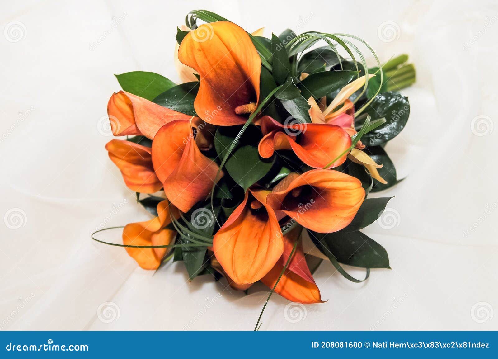 Buquê De Gannets Flores De Lírios Laranja. Zantedeschia Aethiopica. Foto de  Stock - Imagem de fundo, ornamento: 208081600