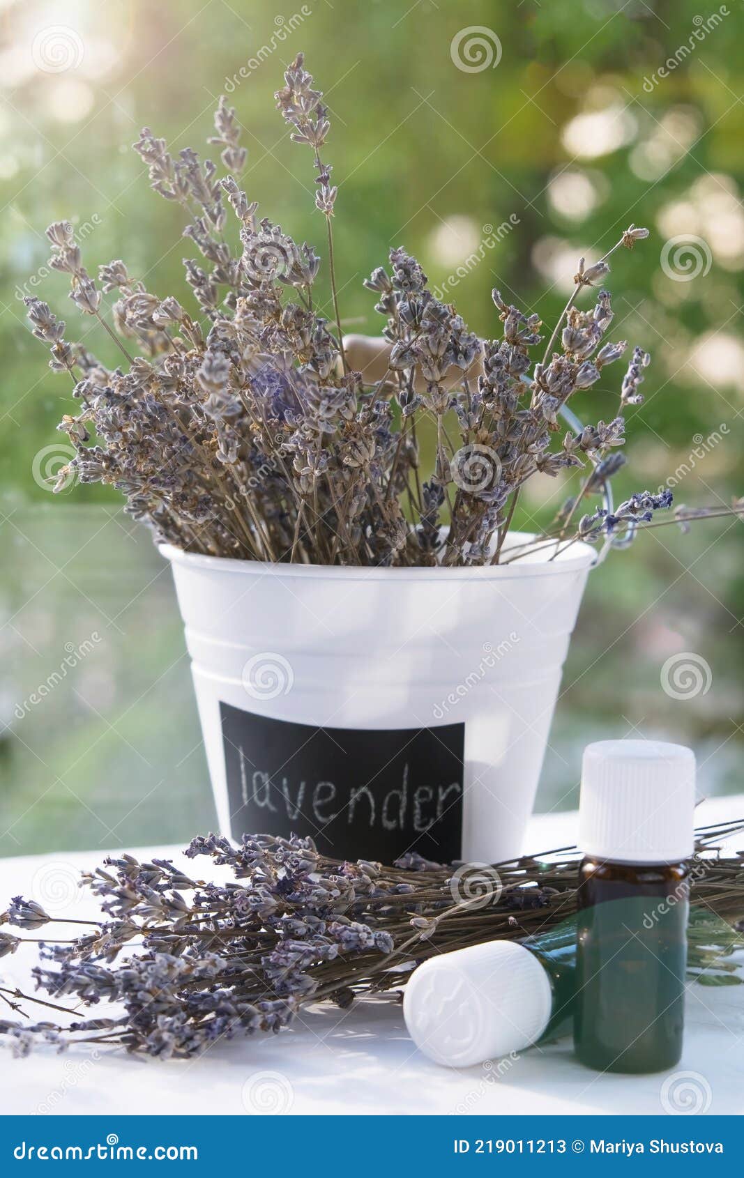 Buquê De Lavanda Seca Em Balde Branco Com Inscrição. Fundo Desfocado Natural.  Garrafas Com óleos Aromáticos Imagem de Stock - Imagem de vidro, decorado:  219011213