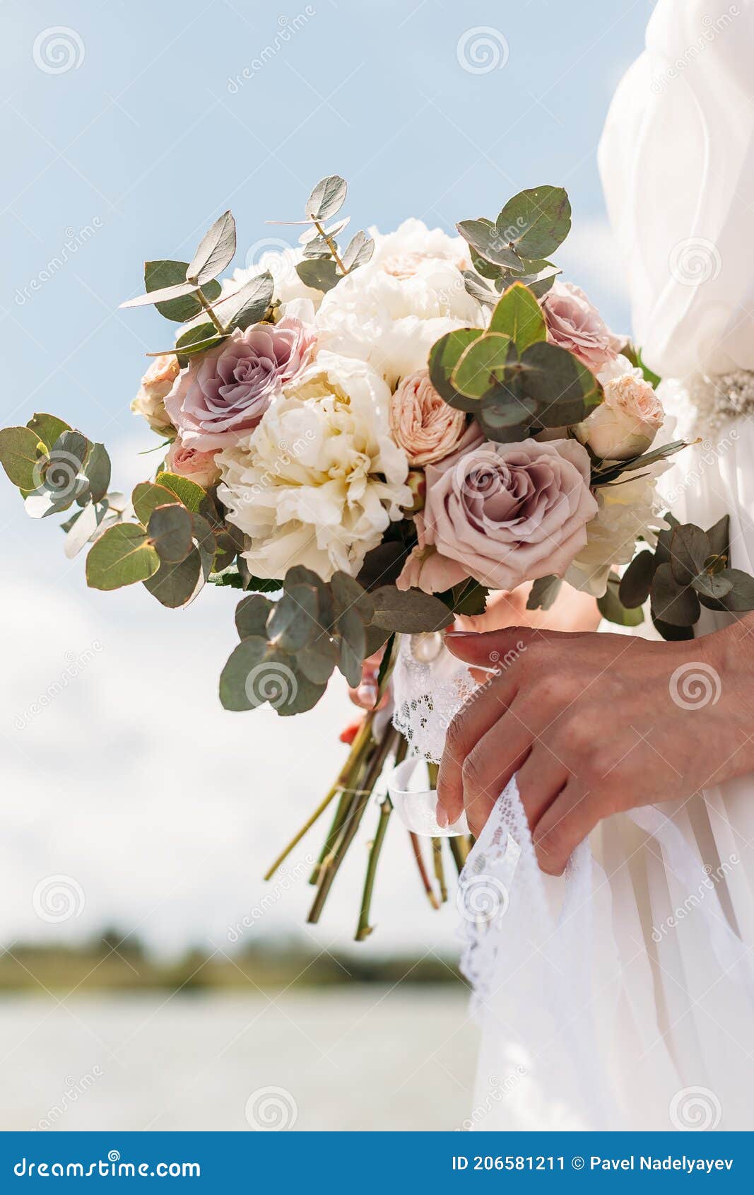 Buquê De Noiva. Belas Flores Cor-de-rosa E Brancas Nas Mãos Da Noiva.  Fechar Tiro Ao Ar Livre Contra Fundo Natural. Imagem de Stock - Imagem de  detalhe, noiva: 206581211