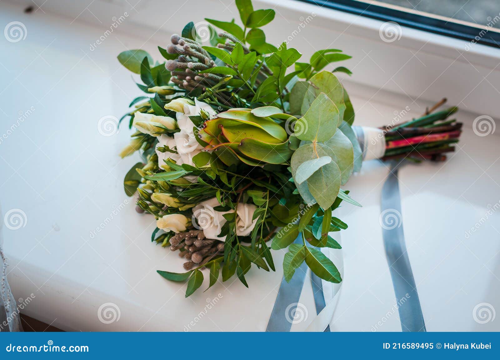 Buquê De Noiva Com Flores Brancas E Ramos Verdes Em Fundo Branco Imagem de  Stock - Imagem de flor, naughty: 216589495