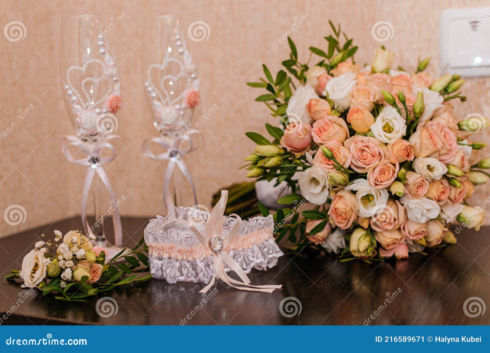 Buquê De Noiva Com Rosas De Laranja. Alianças De Ouro De Casamento. óculos  De Casamento. Noiva De Jardim. Grooms Boutonniere Imagem de Stock - Imagem  de feliz, elegante: 216589671