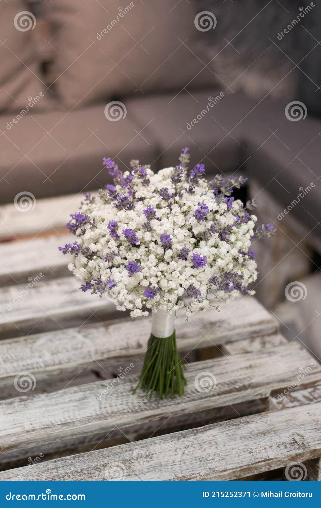 Buquê De Noiva. Um Simples Buquê De Girassóis E Flores Lavanda. Bouquet De  Casamento Branco Imagem de Stock - Imagem de planta, esposa: 215252371