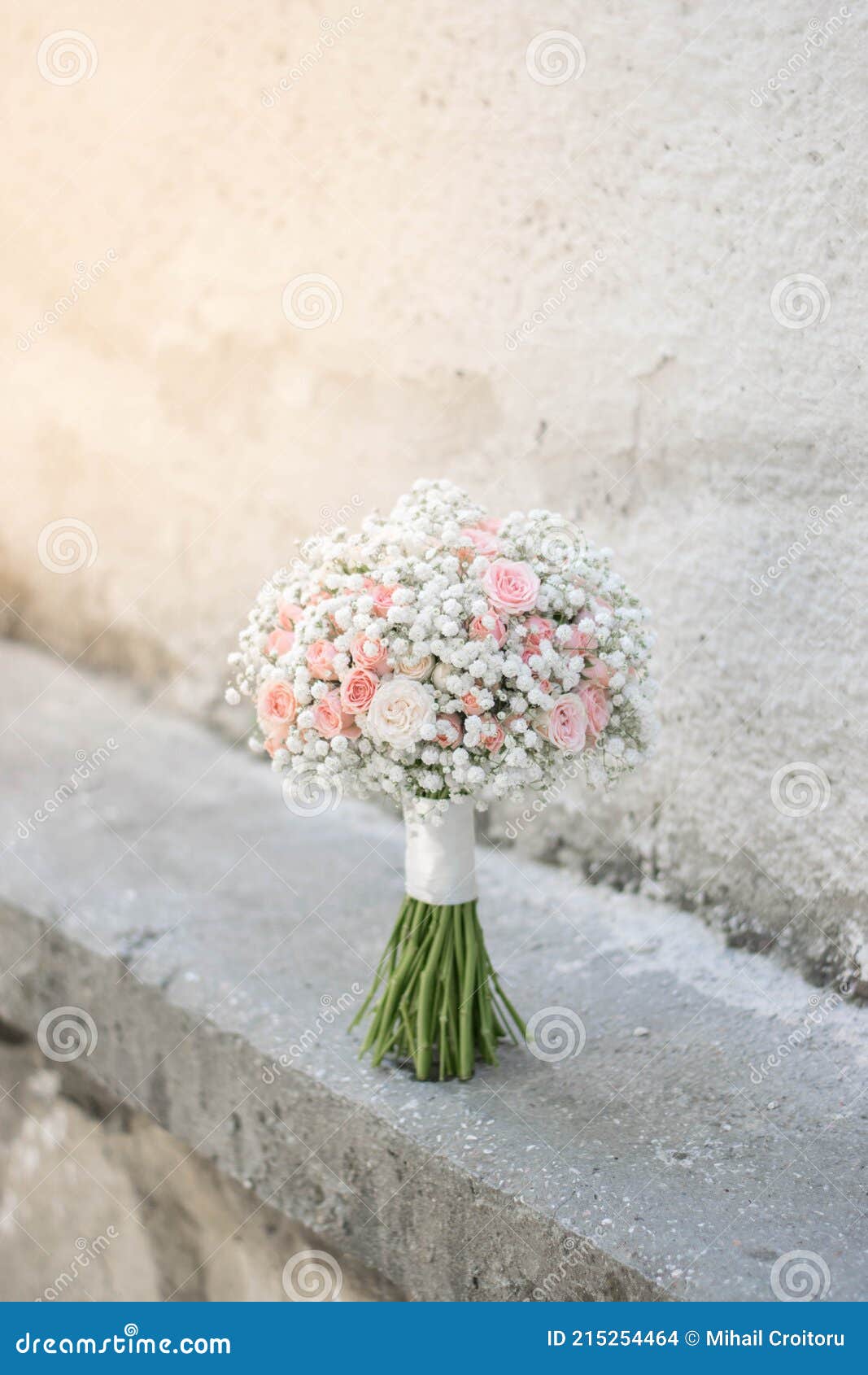 Buquê De Noiva. Um Simples Buquê De Girassol-cigana E Rosas-rosadas. Bouquet  De Casamento Branco E Rosa Foto de Stock - Imagem de fita, flor: 215254464