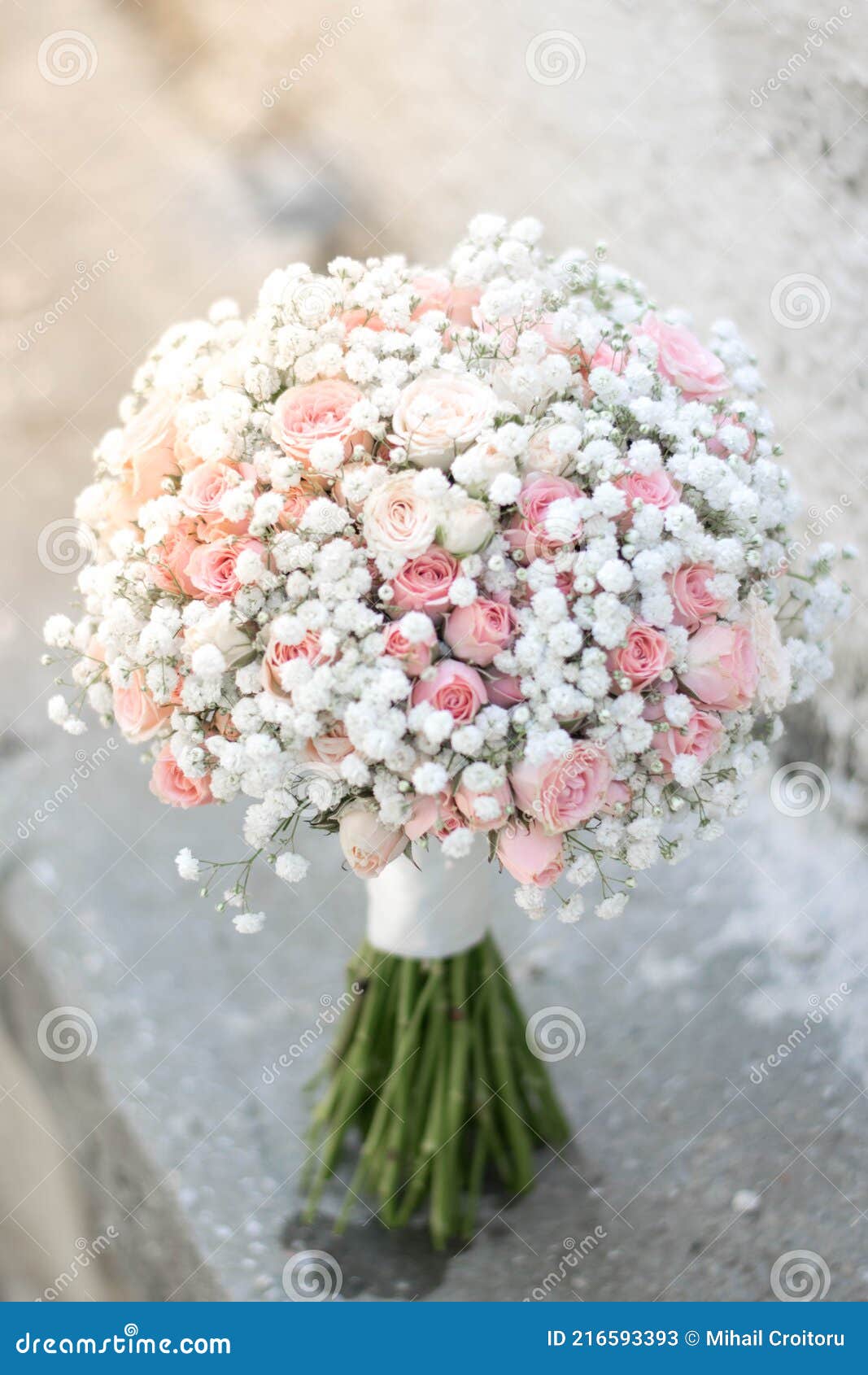 Buquê De Noiva. Um Simples Buquê De Girassol-cigana E Rosas-rosadas. Bouquet  De Casamento Branco E Rosa. Imagem de Stock - Imagem de mola, romance:  216593393