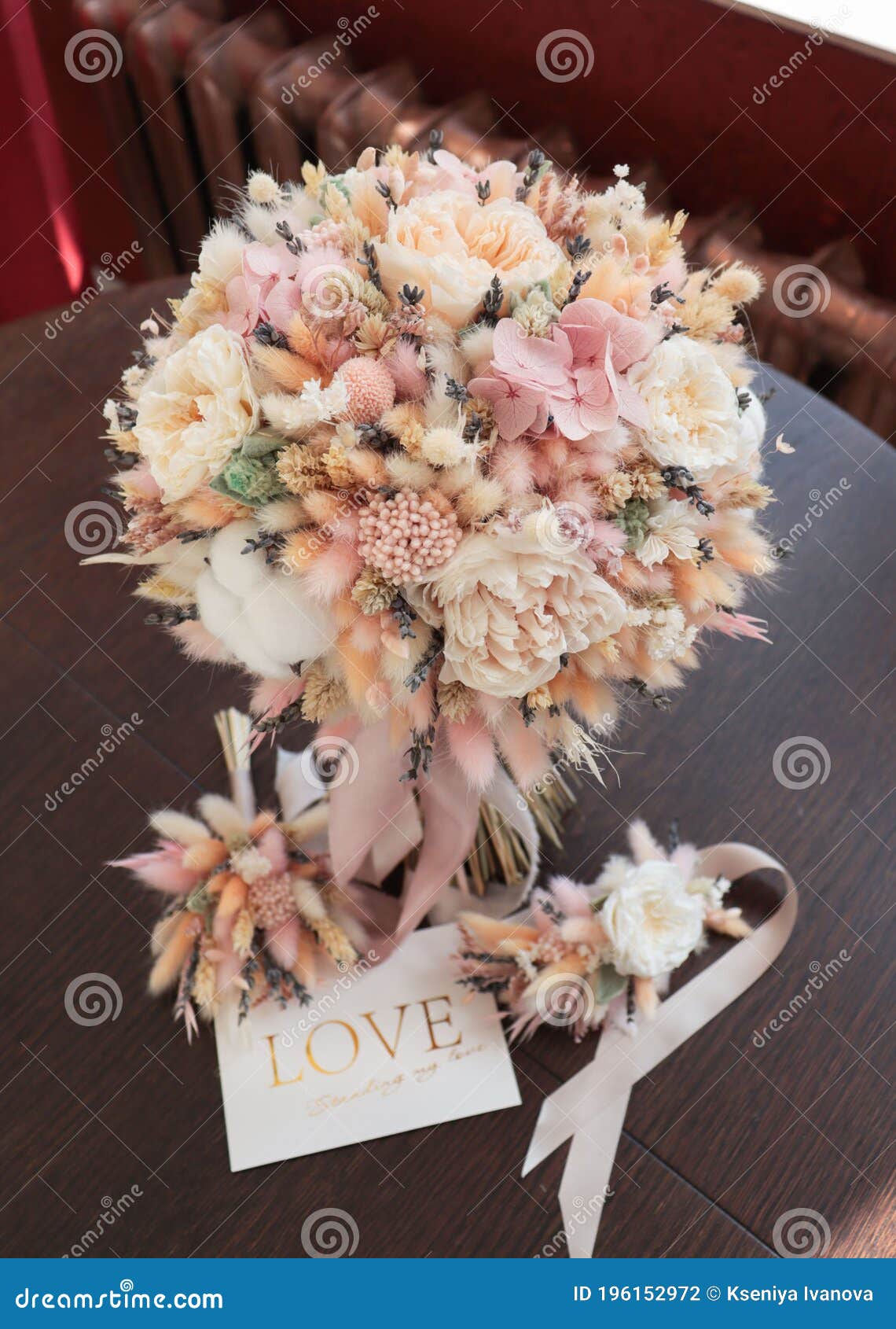 Buquê Estiloso De Flores Conservadas E Lagurus Com Boutonniere. Ramos De  Flores, Secos E Conservados, Foto de Stock - Imagem de outono, beleza:  196152972