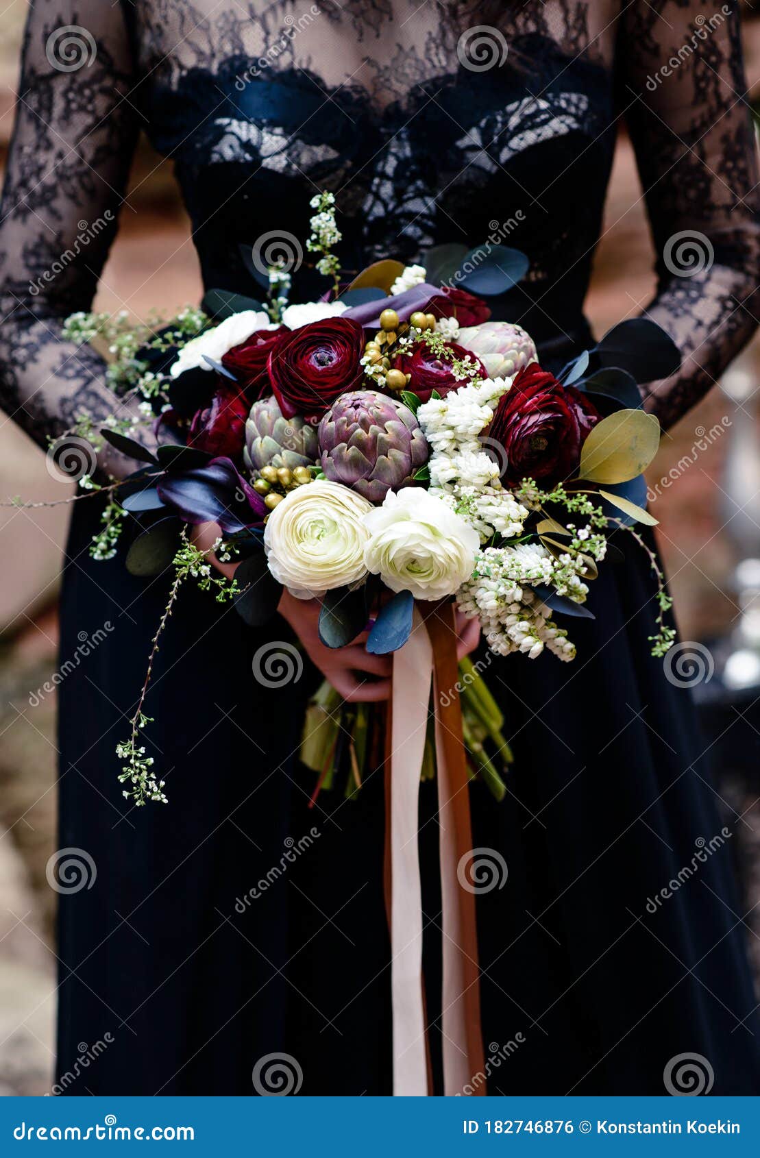 Buquê Nas Mãos De Uma Garota De Vestido Preto. Magia Beleza Gótica Negra.  Bouquet Das Viúvas Negras De Halloween Foto de Stock - Imagem de cabelo,  caucasiano: 182746876