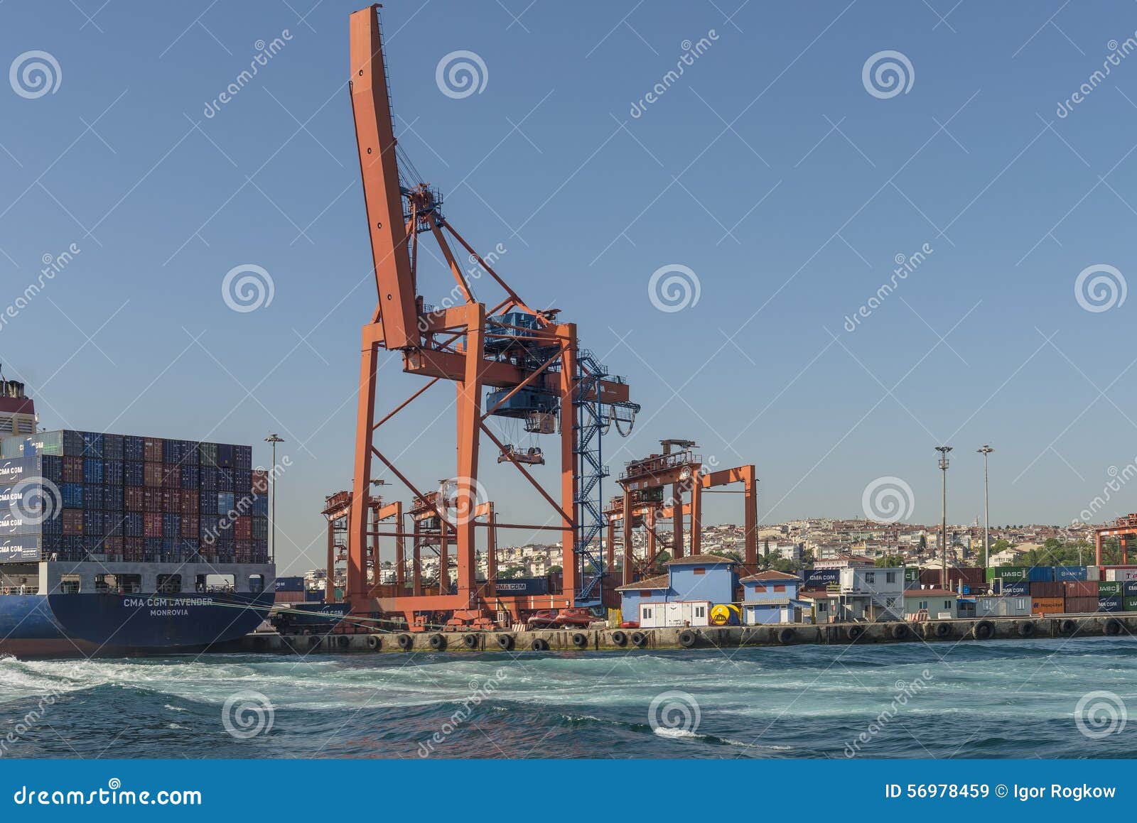 Buque De Carga En El Puerto De Estambul Imagen de archivo editorial