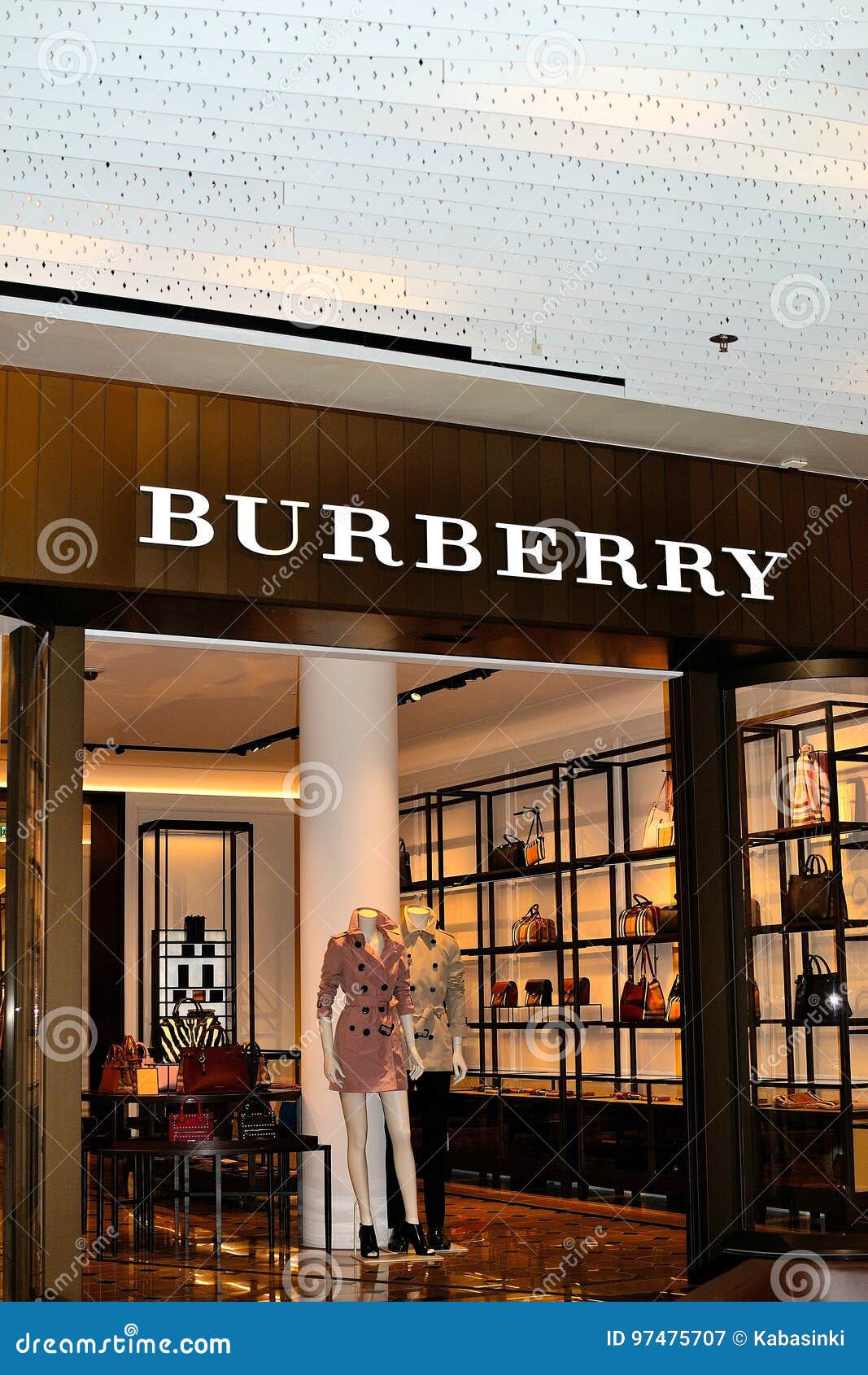 actrice Beginner sterk Burberry Store in Schiphol Airport, Holland Editorial Photography - Image  of airport, coat: 97475707