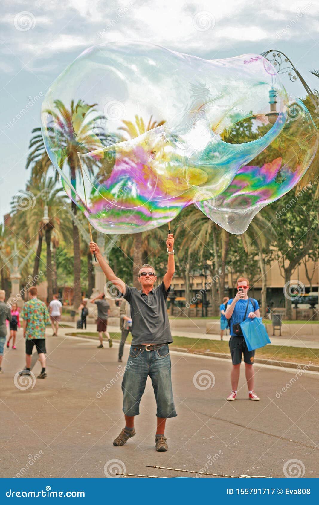 conspiración Montgomery Envolver Burbujas gigantes de jabón fotografía editorial. Imagen de gigante -  155791717