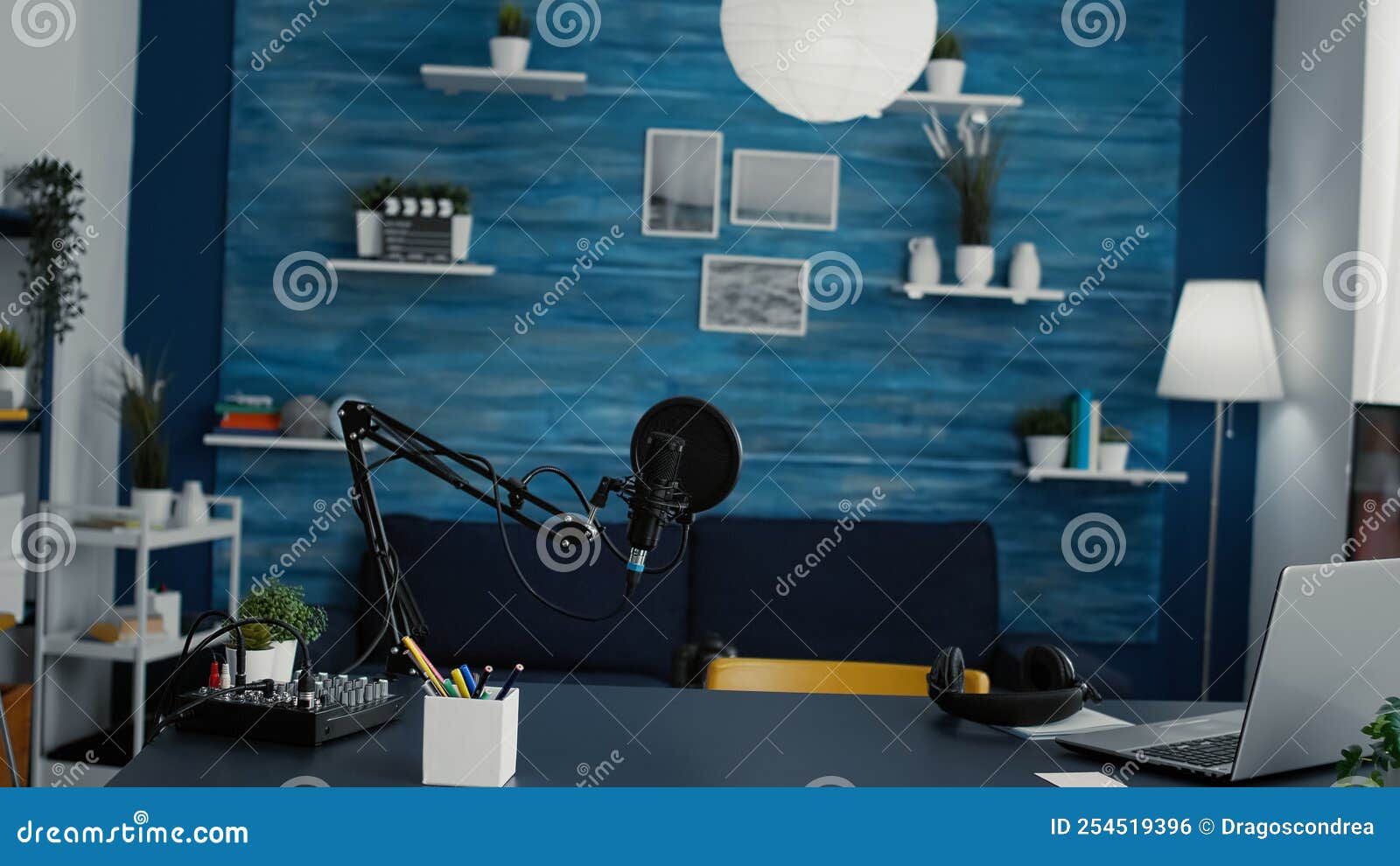 Bureau Home Studio Vide Avec équipement Audio Professionnel Sur Table Photo  stock - Image du matériel, vide: 254519396