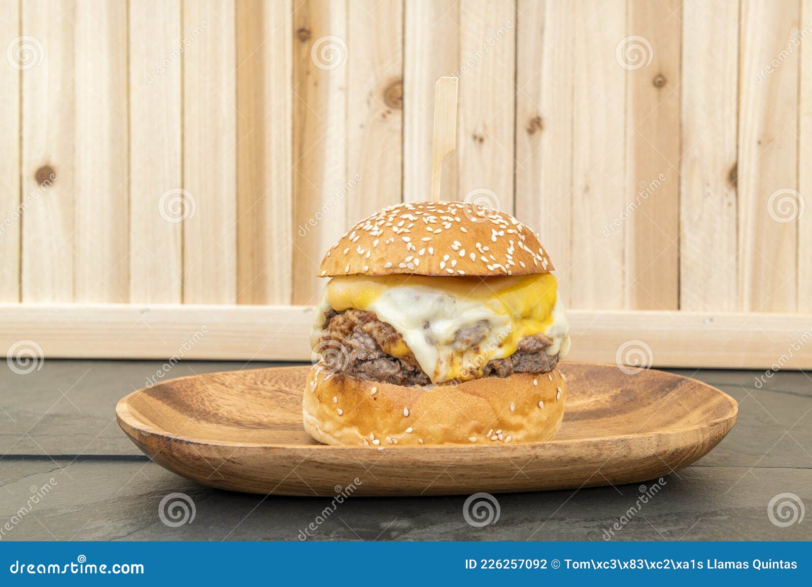 Burger with 200 Grams of Beef, Fried Eggs and Melted Cheddar Cheese