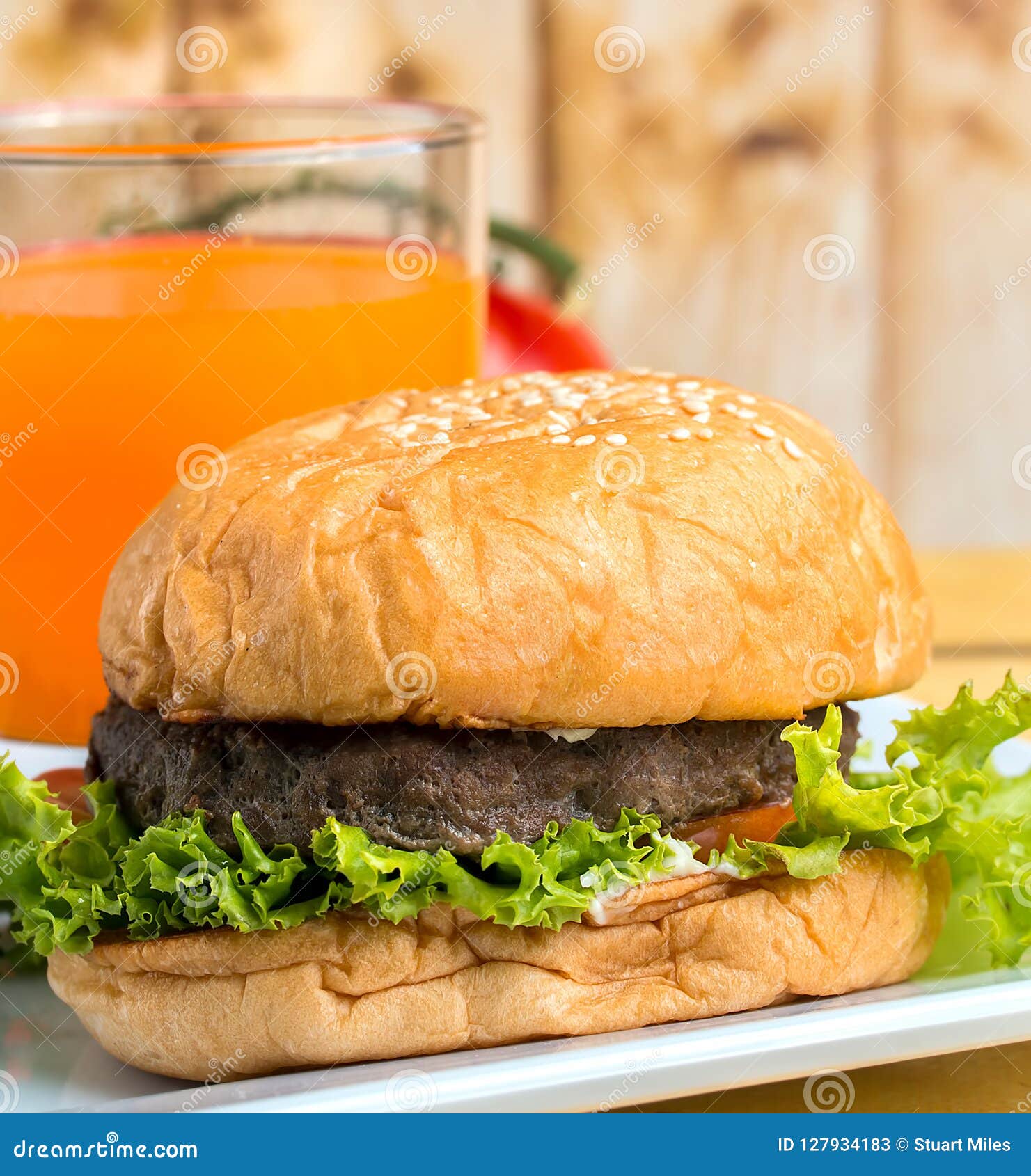 Burger Und Juice Means Ready To Eat Und Rindfleisch Stockbild Bild von mittagessen, abendessen