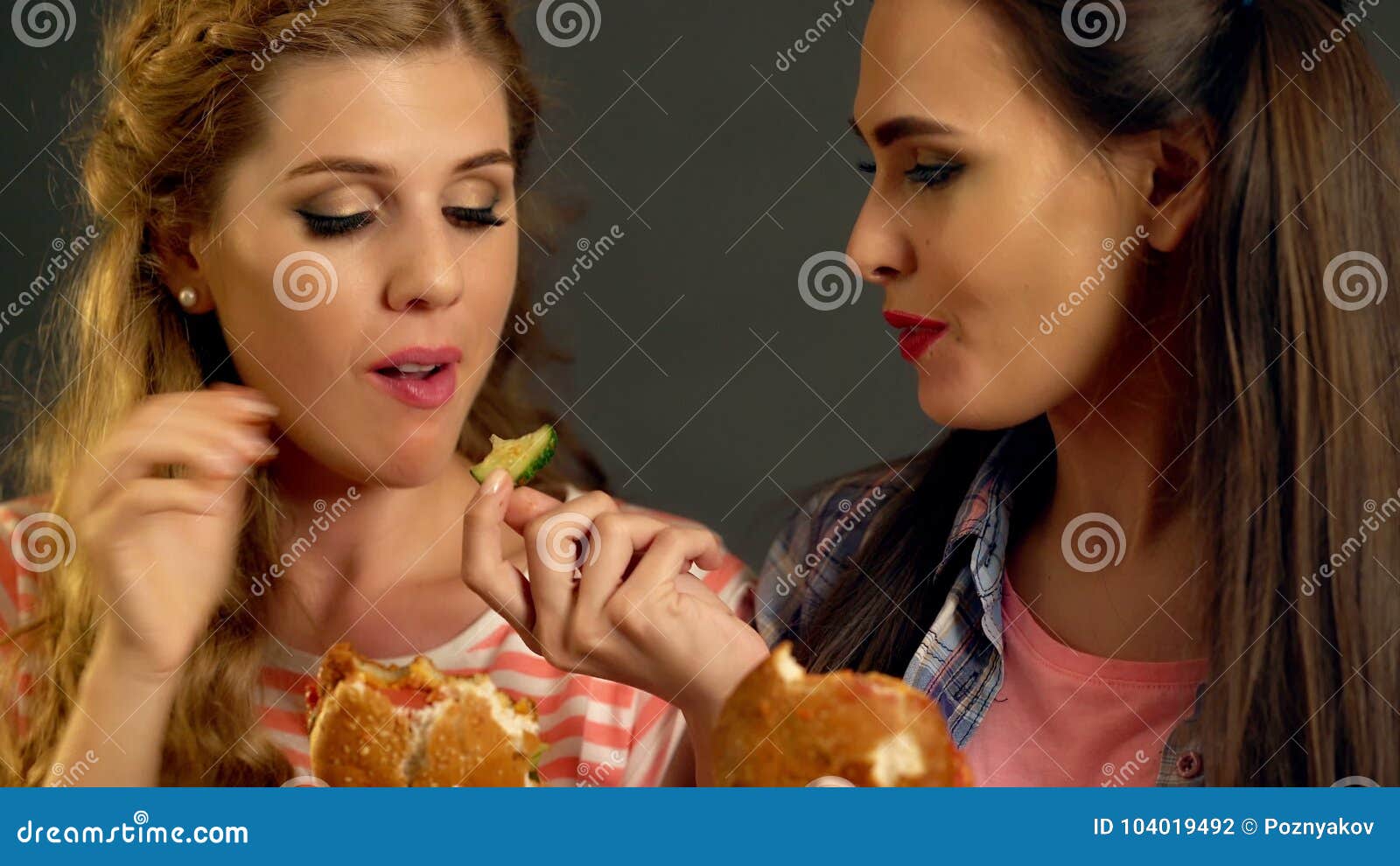 Hot Lesbians Eat