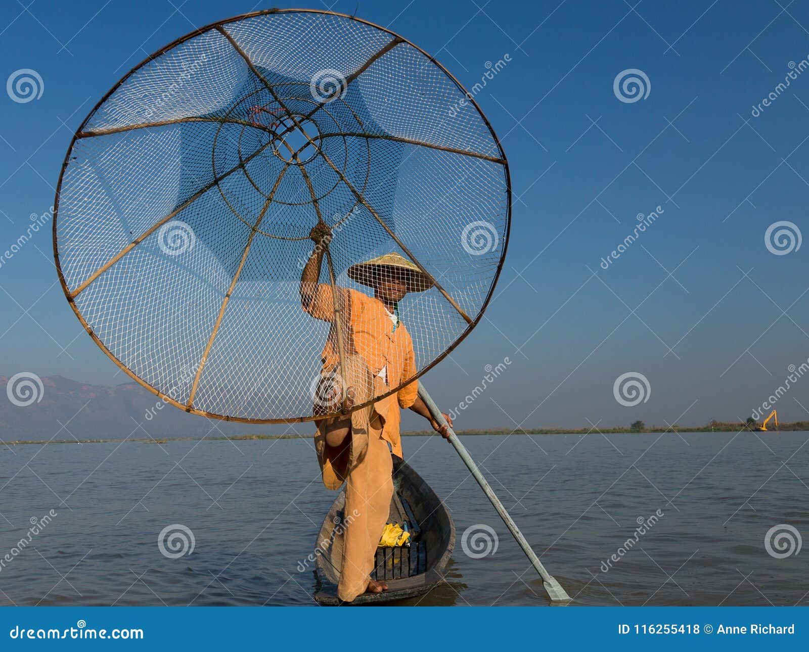 Burmese Fisherman Leaning on Oar Posing in Traditional Clothes with Hand  and Foot Holding His Cone Shaped Fishing Net Editorial Stock Photo - Image  of cone, traditional: 116255418
