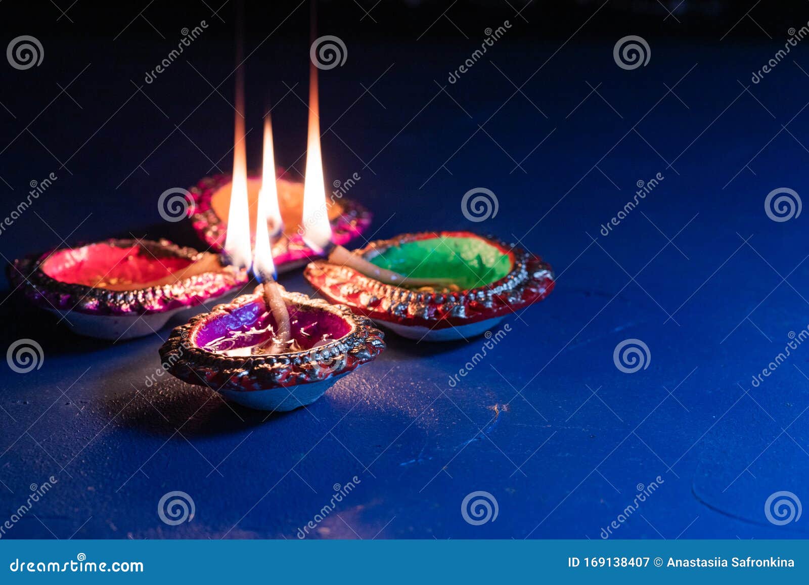 Diwali - ngày hội ánh sáng cực kỳ rực rỡ và tưng bừng ở Ấn Độ. Hãy cùng chiêm ngưỡng những bức ảnh về lễ hội này để khám phá những bạn sắc văn hóa vô cùng độc đáo của xứ sở chai lọ.