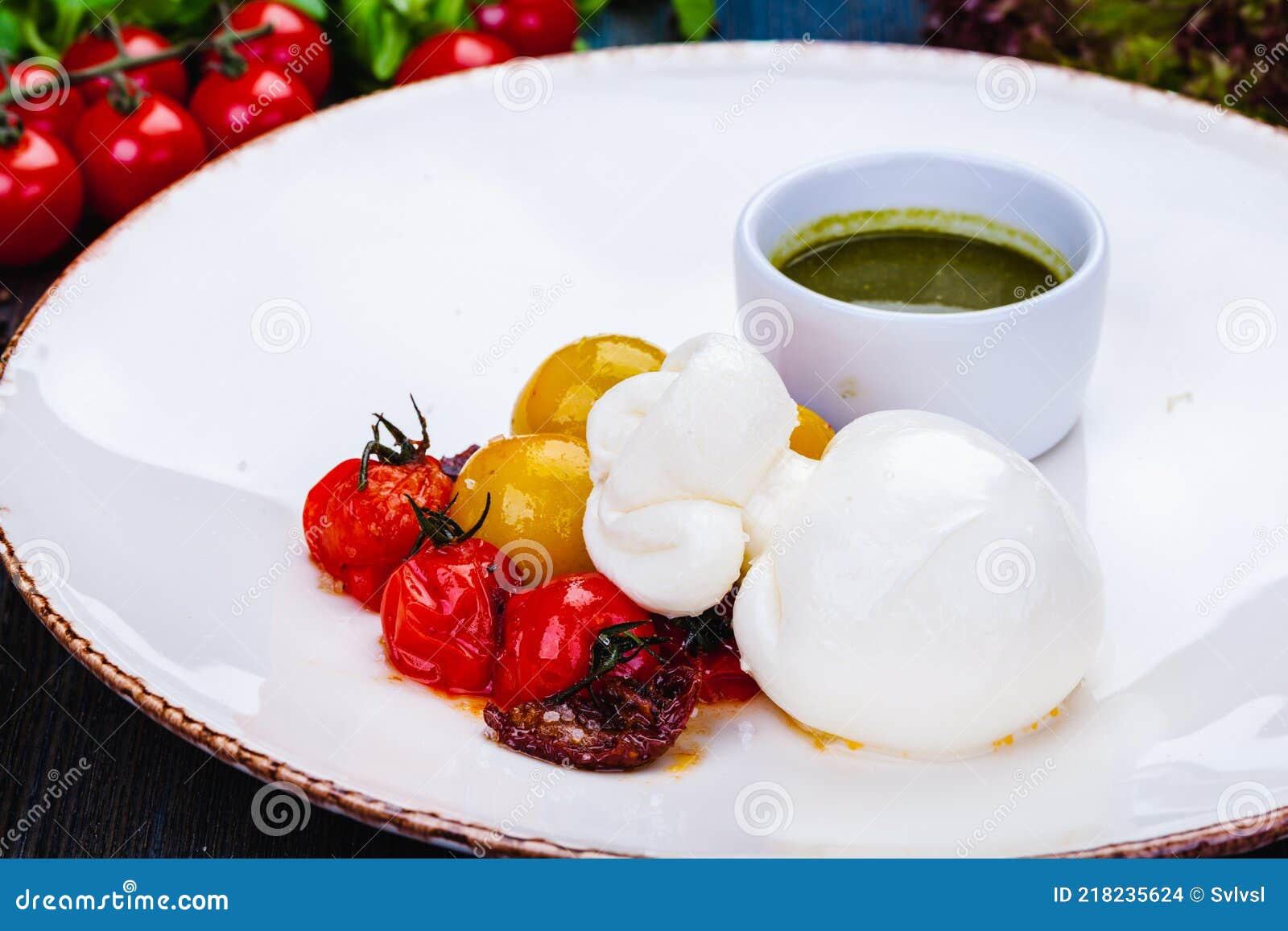 Burrata-Käse Mit Gebackenen Kirschtomaten Und Pesto-Sauce Auf Weißem ...