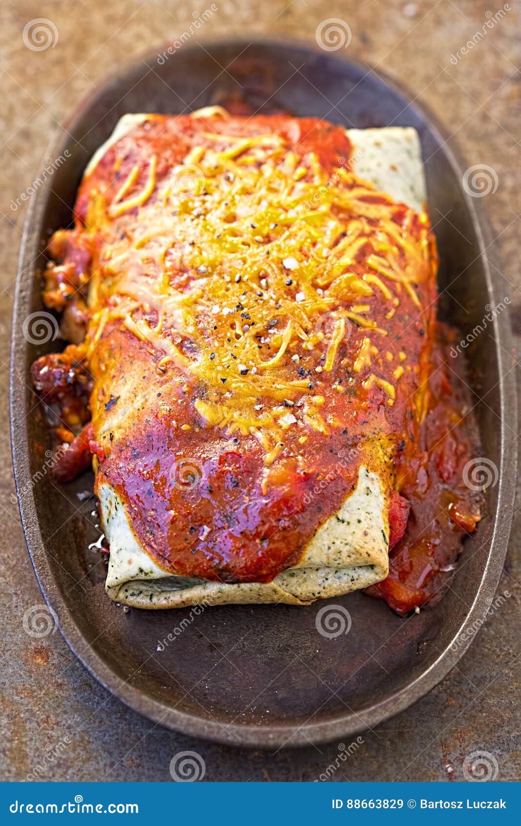 Burrito Del Pollo Del Chipotle En Salsa De Tomate Imagen de archivo Imagen de burrito, haba