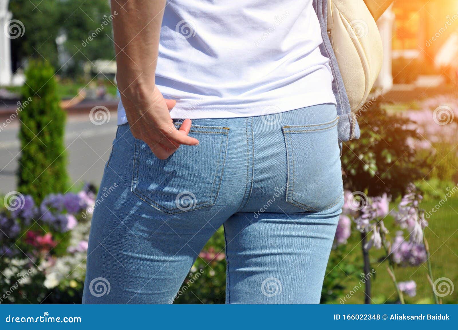 Burro Sexy Em Jeans, Roupas Sexy Em Calças Mulher Sexy Vestindo Calças  Jeans Das Costas Mulher Vestindo Calças Jeans Das Costas Foto de Stock -  Imagem de adulto, isolado: 166022348