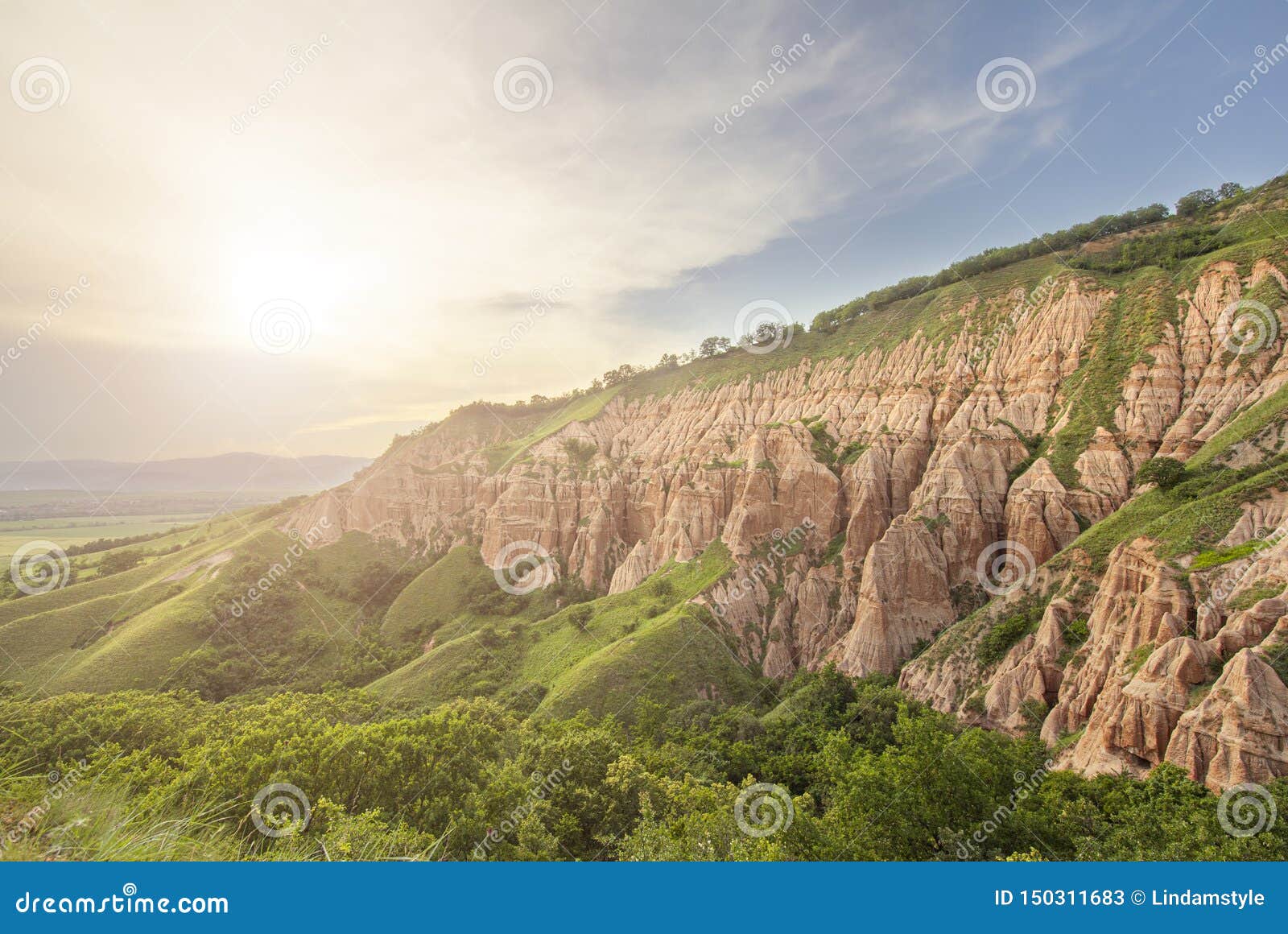 Burrone rosso - Rapa Rosie - Romania, Alba Iulia. Burrone rosso - Rapa Rosie - fondo naturale nazionale del monumento in Alba County, Romania